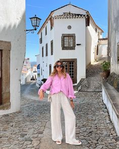 Linen pants are a great way to stay cool in the summer heat. Check out our guide on what to wear with linen pants for the best looks! White Linen Pants Outfit, Linen Shirt Outfit, Spain Outfit, European Summer Outfits, Skandinavian Fashion, Europe Outfits, Italy Outfits, Neue Outfits