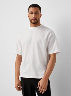 T-shirt mockup Minimalist Style Men, Clothes With Quotes, White T Shirt Mockup, Boxy Tshirt, Men Minimalist Fashion, Boxy Shirt, Beige T Shirts, White Tshirt Men, Black And White T Shirts