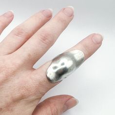 Dieser Ring ist ein modernistisches Traumstück! Schöne Sterling Silber Konstruktion, und sieht handgemacht aus! Sieht so aus, als wäre es einmal in der Größe geändert worden, da sich auf dem inneren Band der Unterseite eine Linie befindet. Hat "925" Markierung auf dem inneren Band. Dieser Ring ist gebraucht und kann daher Alters- und Gebrauchsspuren aufweisen, einschließlich, aber nicht beschränkt auf: Kratzer, Anlaufen, Verfärbungen, Kerben, Dellen, Stellen mit zusätzlichen Silberklecksen aus d Knuckle Rings, Vintage Sterling Silver, Rings Statement, Statement Rings, Favorite Jewelry, Vintage Items, Ring Size, Jewelry Rings, Im Not Perfect