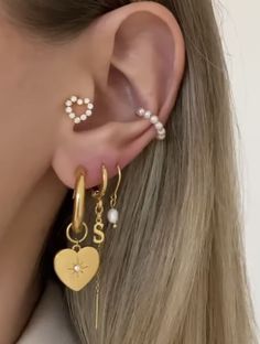 Ss24 Fashion Trends, Earring Looks, Gold Earing, Jewelry Design Ideas, Ss24 Fashion, Unique Ear Piercings, Ear Piercing Jewelry