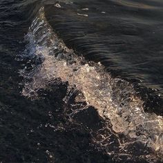 the back end of a boat with water splashing on it