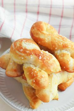 homemade soft pretzels on a white plate with text overlay that reads homemade soft pretzel twists