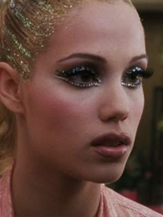 Showgirls 1995, Vegas Makeup, Elizabeth Berkley, Stage Makeup, Makeup And Hair, Girls World, Pretty Makeup, Aesthetic Makeup