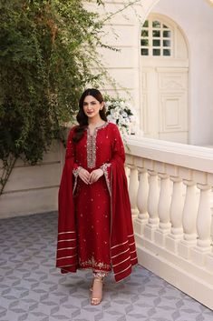 Red Heavy Suit, Red Designer Suits Indian, Pakistani Red Suit, Heavy Indian Suits, Heavy Suits For Wedding, Pakistani Nikah Dress, Heavy Pakistani Suits Party Wear, Red Pakistani Dress, Red Pakistani Suit