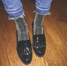 Denim Sparkle Kiltie Loafers And Socks, How To Wear Loafers, Loafers With Socks, Socks Outfit, Glitter Socks, Mode Shoes, Loafers Outfit, Quoi Porter, 가을 패션