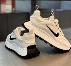 Nike White Sneakers, Nike Shoes Photo, Nike Sports Shoes, Pretty Sneakers, Trendy Shoes Sneakers, Fashion Shoes Heels, Kicks Shoes