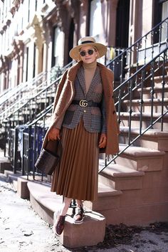 Outfit With Pleated Skirt, Black Pleated Skirt Outfit, Star Outfit, Pleated Skirt Outfit, Prada Milano, Goth Outfit, Lv Fashion, Fendi Bag, Rock Outfit