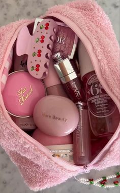 Schul Survival Kits, Pretty Skin Care, Pretty Skin, Pink Girly Things, Pink Vibes, Pink Makeup, روتين العناية بالبشرة, Everything Pink, Makeup Essentials