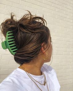 Green Claw Clip, Claw Clip Hairstyles, Hair Clip Hairstyles, Clip Hairstyles, Have Inspiration, Claw Hair Clips, Hairstyles For School, Claw Clip