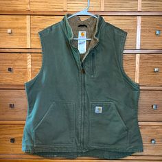 Rare Olive Green Carhartt Women’s Mock Neck Sherpa Lined Vest Is Beautifully Faded And Broken In Vest Is Ready For Any And All Of Your Adventures! This Vest Was Meant For Hard Word And Exciting Adventures! Lined In Warm, Snugly Sherpa, This Vest Is Great For Layering. Steam Sanitized For Your Peace Of Mind. Carhartt Vest Outfit Woman, Western Shopping, Carhartt Vest, Western Stuff, Thrift Inspo, Fall Vest, Carhartt Jackets, Pastel Goth Fashion, Carhartt Womens