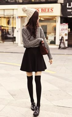 Classic black skirt outfit idea for spring 2014, loose sweater with little flared black skirt Skater Skirt Outfit, Socks Outfit, Black Skater Skirts, Rocker Girl, Sock Outfits, Peplum Tops, 가을 패션, Mode Inspiration, Amelie