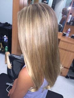 Sun Kiss Blonde Hair, Low Lights In Bleach Blonde Hair, Medium Length Golden Blonde Hair, Golden Blonde Hair Straight, 2000s Blonde Hair, Golden Blonde Hair With Highlights, Balayage On Dirty Blonde Hair, Dirty Blonde Hair Highlights, Summer Hair Color For Blondes