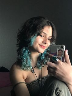 Cool Dyed Hair Ideas Short Curly, Teal Underdye Hair, Hair Dye On Curly Hair, Died Hairstyles Hair Dye, Under Dyed Hair Curly, Dyed Underlayer Curly Hair, Peekaboo Hair Color Curly