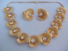 Lily Design, Jewelry Board, Fancy Necklace, Gold Jewelry Sets, Antique Gold Jewelry