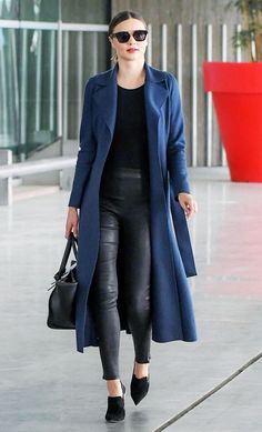 9 Outfits That Will Never Ever Go Out of Style Miranda Kerr Style, Walking Down The Street, Outfits 2016, Navy Outfit, Blue Coat, Celeb Style