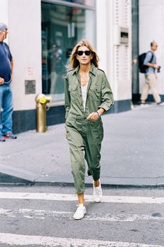 Olive Jumpsuit, Style Bleu, Style Marocain, Street Style 2016, New York Fashion Week Street Style, Woman Walking