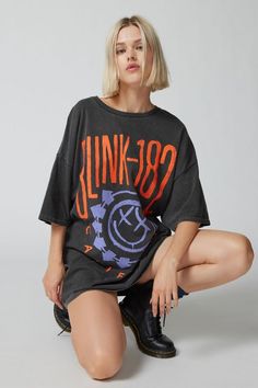 Cropped Graphic Tees, Fitted Tunic, Oversized Graphic Tee, Blink 182, Urban Dresses, Top Graphic Tees, Tee Outfit, Tshirt Outfits, Urban Outfitters Women