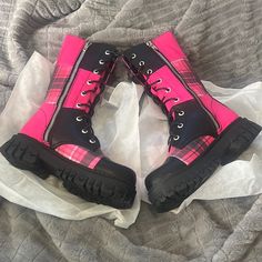 Dolls Kill Delia’s Scream And Shoot Boots Size 9. New In Box Pink Goth Accessories, Edgy Pink Round Toe Boots, Pink Platform Boots With Closed Toe, Pink Round Toe Boots For Streetwear, Trendy Pink Closed Toe Boots, Pink High-top Platform Boots, Dollskill Shoes, Alt Style Outfit, Scream And Shout