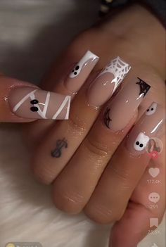 Halloween Nail Ideas Acrylic Coffin, Simple Cute Nails Halloween, Halloween Nail Ideas Coffin, Spooky Nails Inspiration, Horror Nails Halloween Simple, Spooky Nails Disney, Acrylic Nail Halloween Designs, Scary Short Nails, October Nail Designs Almond