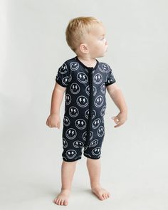 Our bamboo short romper is the perfect blend of style, softness, and functionality for your little bundle of joy. Your little one will stay cozy and comfortable, whether it's playtime, nap time, or cuddle time. Oh-so-soft and stretchy The 2-way zipper makes diaper changes a breeze 95% viscose from bamboo; 5% spandex Machine wash cold and tumble dry low Not treated with flame retardants Designed with a snug fit for safety