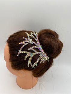 a woman's head with a hair comb in the shape of a palm tree