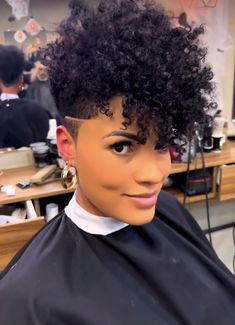 Faded Curly Haircut Women, Natural Tapered Cuts For Black Women, Medium Natural Curly Hairstyles, Shaved Curly Hair, Undercut Natural Hair, Tapered Natural Hair Cut, Natural Hair Haircuts, Shaved Hair Cuts