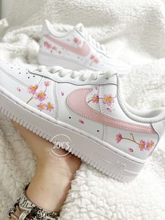 🎨Artwork: -Exactly as shown in the picture. -Fully hand painted. -Applied Special Acrylic Paint for Shoes and Finisher for more Durability.  -Waterproof and flexible. 👟Sneakers: -100 % Authentic Air Force 1 Sneakers, purchased at official stores in the US, then customized by hand.  📐Size: -C (Child) Y (Youth) W (Women) M (Men.) -Women's sizes might be converted into their equivalent Youth's or Men's: 6.5Y - 8W or 8.5M - 10W, for example. Please refer to the Size Guide. 📦What is included: -Ar Paint For Shoes, Air Force 1 Sneakers, Custom Shoes Diy, Dr Shoes, Nike Shoes Girls, Nike Fashion Shoes, Preppy Shoes, All Nike Shoes, Personalized Shoes