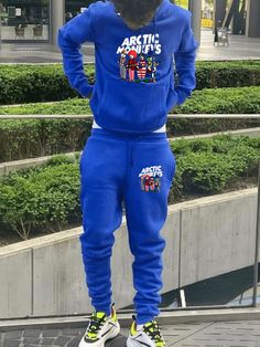 Product Title :Men Cartoon Letter Print Kangaroo Pocket Tracksuit Set AT9028 Product Measurements INCH Size US Size Sleeve Length Shoulder Bust Top Length S 36 24.4 inch 16.5 inch 40.2 inch 26 inch M 38 24.8 inch 17.7 inch 42.1 inch 26.8 inch L 40 25.2 inch 18.5 inch 44.1 inch 27.6 inch XL 42 25.6 inch 20.1 inch 46.1 inch 28.3 inch XXL 44 26 inch 21.3 inch 48 inch 29.1 inch XXXL 46 26.4 inch 22.4 inch 50 inch 29.9 inch Product Measurements CM Size US Size Sleeve Length Shoulder Bust Top Length S Casual Blue Sets With Pockets, Casual Blue Winter Sets, Men Cartoon, Cartoon Letters, Tracksuit Set, Printed Sleeves, Letter Print, Kangaroo Pocket, Letter Prints