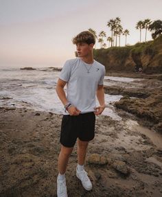 A bermuda é uma peça indispensável no nosso guarda-roupa, sabendo a maneira certa de combinar pode ser usado em diferentes ocasiões. Uma ótima opção para ser usado nos dias mais quentes do ano. Basic White Boy Outfit, Surfer Boy Outfits, Teen Guy Outfits, He Cheated On Me, Basic White Boy, Boy Outfits Aesthetic, He Cheated, Boys Summer Fashion