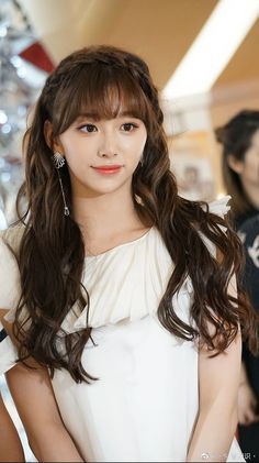 Korean Hairstyles for a Subtle Yet Stylish Change Wedding Hair With Bangs Half Up, Asian Prom Hair, Graduation Hairstyles With Bangs, Party Hairstyles For Medium Hair, Wedding Hair Braid, Graduation Hairstyles For Long Hair, Prom Hairstyles With Bangs, Sister Fashion