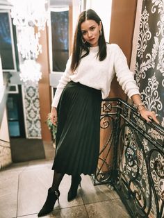 Outfit Navidad, Long Skirt Winter, Sf Style, Pleated Skirt Outfit, Office Time, Pleated Skirt Dress, Pleated Long Skirt, Capsule Outfits, Designer Dresses Casual