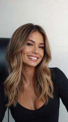 Get ready to fall in love with the hottest hair color trend of 2024: caramel balayage. This stunning technique seamlessly blends warm, rich caramel tones with your natural hair color, creating a look that’s both... Caramel With Money Piece, Balayage Hairstyles, Beige Hair, Autumn Hair, Blond Balayage, Brown Hair Inspo