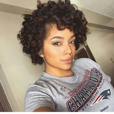 American Hairstyles, Short Curly Wigs, Curly Lace Front Wigs, Roller Set, Penteado Cabelo Curto, Short Hairstyle, American Woman, Short Wigs