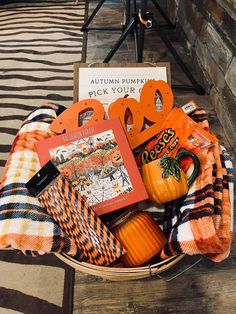 Teacher Halloween Boo Basket, Small Boo Basket Ideas For Best Friend, Halloween Raffle Basket Ideas, Fall Themed Gift Baskets