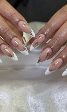 Nails Simple Rhinestone, Almond Shape French Tip With Diamonds, Nail Inspo 2024 French Tips, New Year Almond Acrylic Nails, Classy White And Gold Nails, New Year’s Nails Almond, White And Gold Nails Round, Cute French Nails Design, Nye Nails Chrome