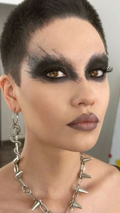 Ig: edel_make_up #makeup #makeupartistsworldwide #макияж #makeupspb #photoshoot #идеимакияжа Black Crow Makeup, Raven Bird Makeup, Dramatic Black Makeup, Crow Costume Makeup, Mothman Makeup Halloween, Mothman Inspired Makeup, Raven Makeup Look, Crow Makeup Raven Costume, Raven Makeup Halloween