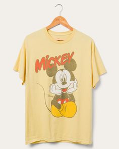 Mickey Sitting Flea Market Tee | Junk Food Clothing Womens Vintage Tees, Vintage Magic, Classic Mickey Mouse, Pop Culture Tshirts, Star Wars Design, Disney Pop, Disney Clothes, Disney Vintage, Food Clothes