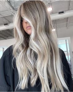 Dimensional Blonde Root Melt, Melted Platinum Blonde, Chunky Dimensional Blonde, Bright Creamy Blonde Balayage, Blended Blonde Roots, Ashy Blonde Hair With Money Piece, Shadow Root Blonde Highlights, Lowlights With Money Piece, Ash Blonde With Money Piece