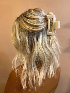 all over baby lights to make a bright beige blonde. Styled with a claw clip. Blonde Hair Inspiration, Blonde Hair Looks, Penteado Cabelo Curto, Short Blonde Hair, Aesthetic Hair, Blonde Hair Color, Gorgeous Hair, Balayage Hair, Hair Highlights