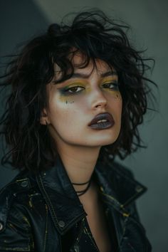 Edgy Fall Makeup, Grunge Makeup Looks 90s, Modern Grunge Makeup, Messy Makeup Aesthetic Grunge, 80s Makeup Rocker Women, Modern Vampire Makeup, 80s Alt Makeup, Rock Style Makeup, Rock And Roll Makeup Rocker Chic