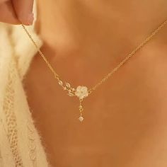 Color: Camellia Zircon Necklace Golden Fashion Element: Camellia Style: Affordable luxury style Aesthetic Gold Pendant, Aesthetic Jewelry Necklaces, Vintage Necklace Aesthetic, Dainty Jewelry Aesthetic, Simple Necklace Gold, Gold Dainty Jewelry, Grunge Ring, Stacking Necklaces, Gold Jewelry Aesthetic