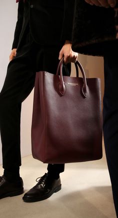 The Carryall in Bonded Leather: One of my favourite runway accessories from the Prorsum Menswear A/W15 show Runway Accessories, Tas Bahu, Vintage Leather Handbag, Leather Hobo Handbags, Burberry Prorsum, Burberry Handbags, 가을 패션, Hobo Handbags, Leather Hobo