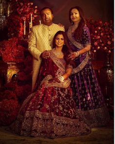 #IshaAmbani, #MukeshAmbani and #NitaAmbani looking really pretty. A very nice family portrait idea for this wedding season. #eventila #wedding #indianwedding #weddingtrends #weddingPhotography #weddingPhotographer भारतीय दुल्हन संबंधी, Indian Wedding Pictures, Indian Wedding Poses, Family Wedding Photos, Bridal Photography Poses, Bride Photography Poses, Bride Photoshoot, Wedding Photoshoot Poses