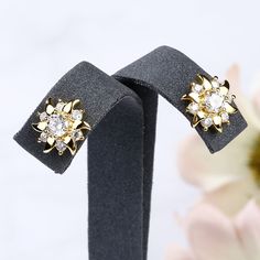 Inspired from sunflower,this pair of stud earrings shows a lovely look with its yellow gold tone. The pistil is set with a 4mm white Jeulia® Stone and six small stones decorate the petals, which make the earrings glistening flowers. They are good gifts for yourself, frinends or sisters. Never miss the little lovely thing!Carat Weight: 1.33 ctStone Size: 4,2 mmNumber of Stones: 14 Stone Shape: RoundStone Color: Diamond WhiteWeight: 2.7 gWidth: 10 mmHeight: 10.7 mmThickness: 3.6 mmMaterial: 925 Si Yellow Gold Plated Flower Earrings For Anniversary, Elegant Gold Flower Earrings With Prong Setting, Gold Flower-shaped Cluster Earrings With Prong Setting, Gold Cluster Earrings With Flower Shape, Gold Flower Cluster Earrings With Prong Setting, Classic Gold Cubic Zirconia Flower Earrings, Classic Gold Flower Earrings With Cubic Zirconia, Gold Flower-shaped Cluster Earrings With Cubic Zirconia, Gold Flower-shaped Cubic Zirconia Cluster Earrings