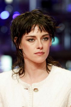 15 Fringe Hair Looks for Inspiration Kristen Stewart Hairstyle, Kirsten Stewart Makeup, Kirsten Stewart Mullet, Kristin Stewart Hair, Kirsten Stewart Hair, Kristen Stewart Mullet, Mullet Women Straight Hair, Kirsten Stewart Short Hair, Straight Mullet Hairstyle Women