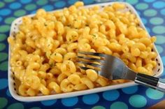 there is a plate of macaroni and cheese with a fork