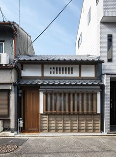 Back to black: Kyoto Terrace House | ArchitectureAU Muji House, Terrace House Design, Japanese Homes, Urban House, In Praise Of Shadows, Japanese Buildings, Japan House, External Cladding