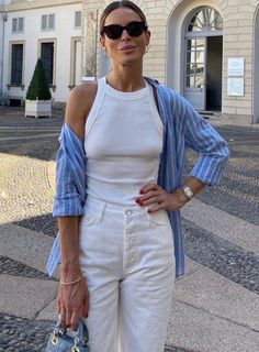 Classic Style Outfits, Beige Outfit, Blue Striped Shirt, Minimal Outfit, Classic Wardrobe, Summer Inspiration, Wardrobe Style, Summer Fashion Outfits, White Outfits