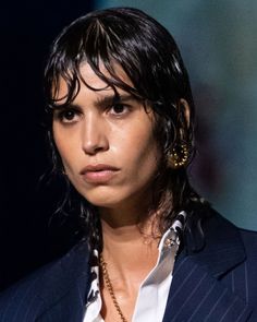 Wet hair looks were seen on several of the Milan Fashion Week Spring 2021 runways, and they’re the perfect complement to dewy, Dolphin Skin. Model Wavy Hair, Wet Hair Bangs, Messy Wet Hair Look, Slick Wet Hair Look, Wet Hair Look With Bangs, Wet Hair Reference, Wet Hair Look Short, Wet Hair Effect, Short Wet Hair