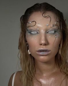 halloween makeup inspo inspiration looks style aesthetic simple easy soft glam glitter sparkly easy red lip siren mermaid pearl contacts Water Nymphs Costume, Water Nymph Makeup, Siren Costume Makeup, Siren Makeup Halloween, Water Fairy Makeup, Siren Portrait, Drowned Makeup, Water Makeup Look, Mermaid Core Makeup